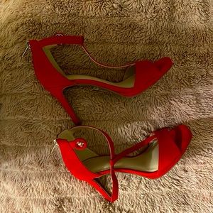 Beautiful heels, I’ve only worn them once to a wedding. Still super new